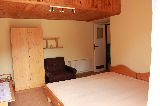 Pokój nr1. 4 - osobowy z łązienką, dwoma łóżkami, fotelem, osobne pomieszczenie.