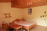 Pokój nr.2 - 3 - osobowy z łazienką w którym jest podwójne drewniane i pojedyncze łóżko.