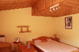 Pokój nr.2 - 3 - osobowy z łazienką w którym jest podwójne drewniane i pojedyncze łóżko.
