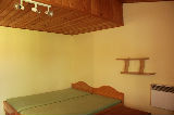 Pokój nr 3 - 3 - osobowy z łazienką w którym są trzy pojedyncze łóżka drewniane radio czajnik bezprzewodowy.