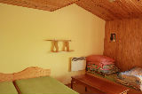 Pokój nr 3 - 3 - osobowy z łazienką w którym są trzy pojedyncze łóżka drewniane radio czajnik bezprzewodowy.